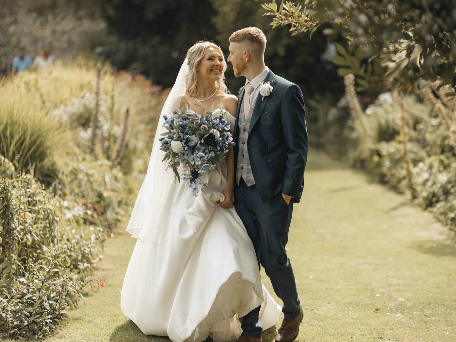 Photographie illustrative d’un couple lors d’un mariage